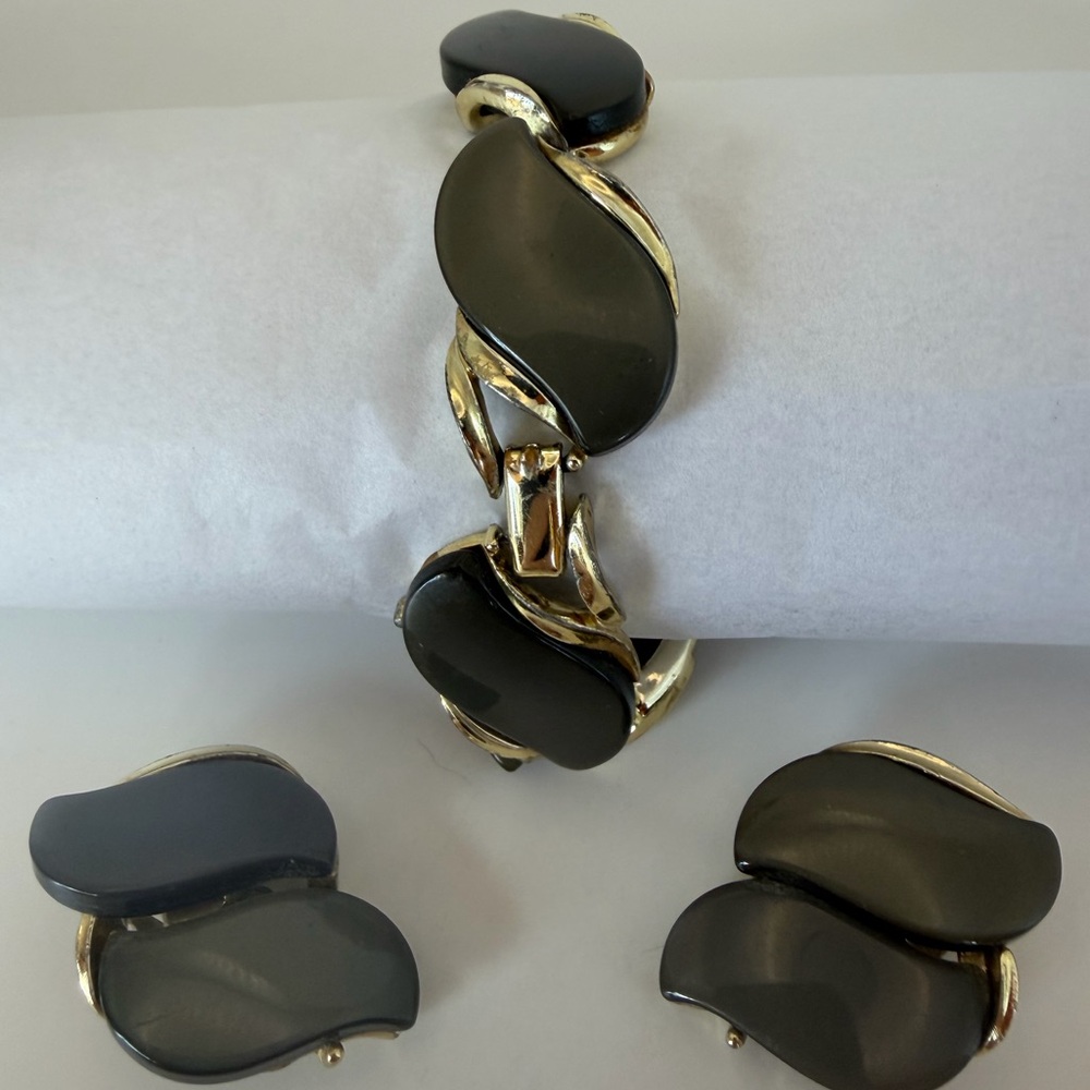Lisner Gold-Tone Smoky Gray Lucite Leaf Link Bracelet with Matching Earrings